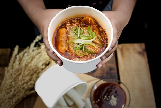 Tteokbokki cuisine traditionnelle épicée coréenne