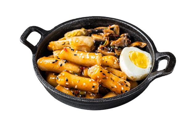 Photo tteokbokki topokki gâteau au riz en sauce épicée avec œufs et champignons isolé sur fond blanc vue supérieure