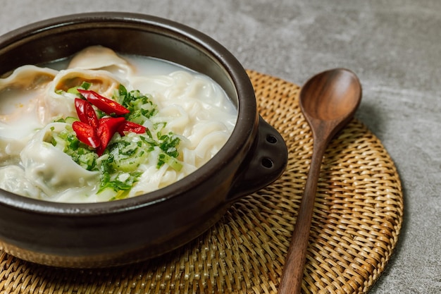 뚝배기에 담긴 한국 음식 만두 칼국수 요리