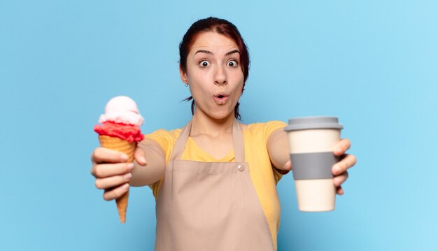 Tty Femme Avec Un Café à Emporter Et Une Glace