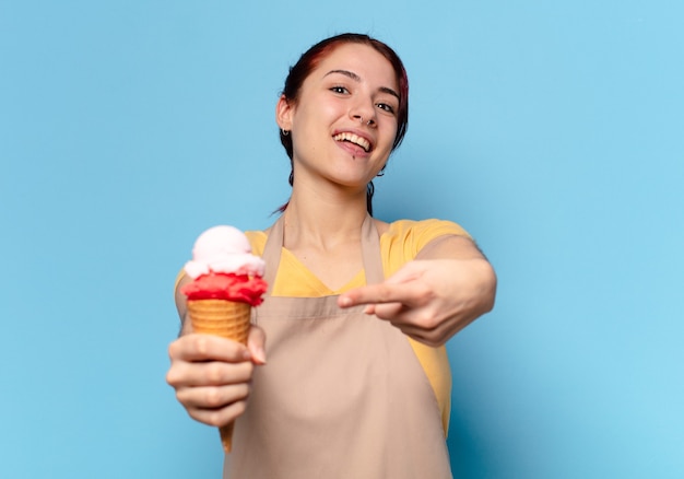 Tty femme avec un tablier avec une glace