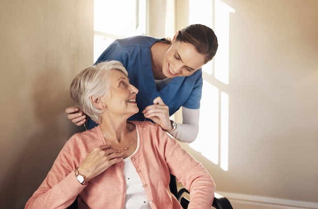 Tu es comme un ange gardien sur mon épaule Photo d'une femme âgée en fauteuil roulant prise en charge par une infirmière