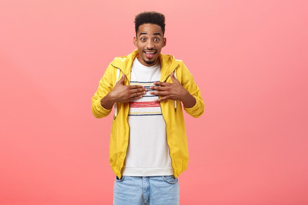 Tu veux dire moi portrait d'un beau mannequin afro-américain surpris avec une barbe en tren...