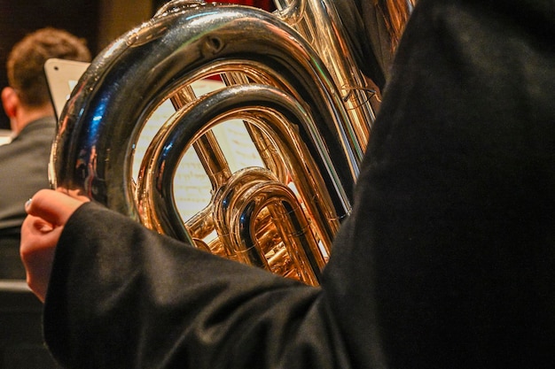 Le tuba la basse est le plus grand des cuivres