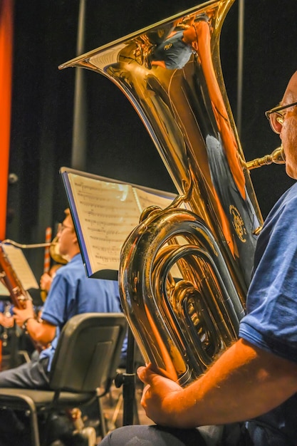 Le tuba ou basse est le plus grand des instruments à vent métalliques