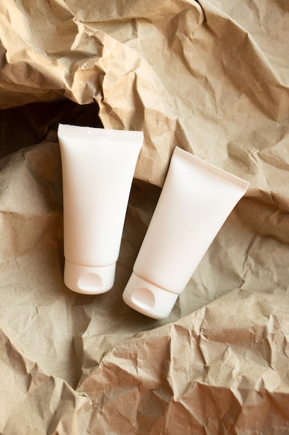 Tube blanc de conception de maquette de crème prêt pour l'emballage des produits cosmétiques et de soins