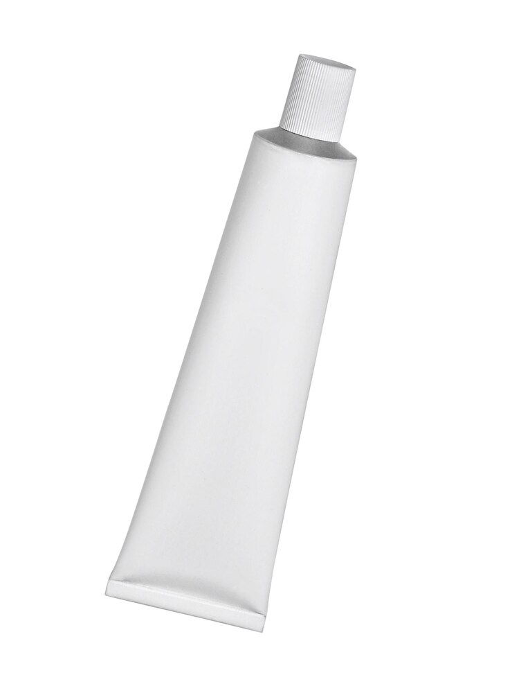 Photo tube blanc crème en aluminium isolé sur fond blanc