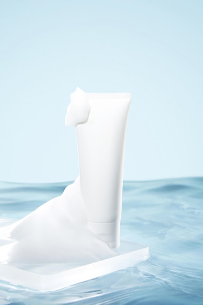 Un tube blanc de lotion est dans l'eau.