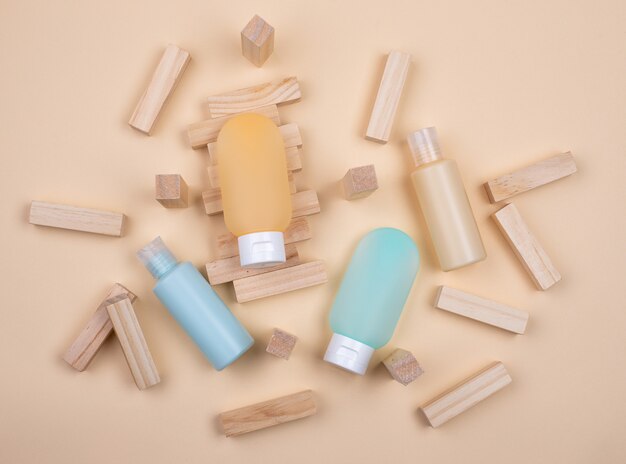 Tube cosmétique vide avec podiums géométriques en bois