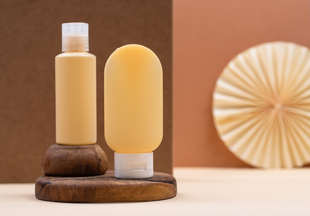 Tube cosmétique vide avec podiums géométriques en bois