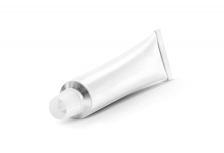 Photo tube de crème de dentifrice emballage vide isolé