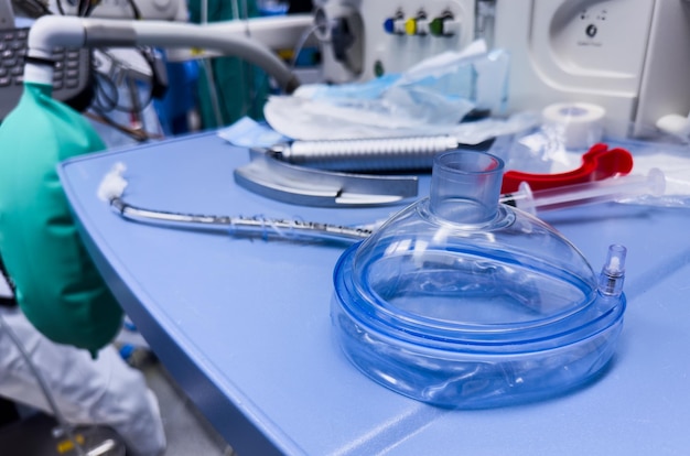 tube endotrachéal et masque de ventilation symbolisant les soins intensifs et les procédures de sauvetage dans un hôpital