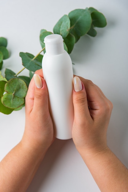 Tube entre les mains d'une fille sur fond blanc