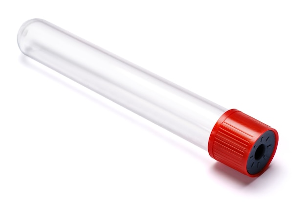 Photo tube à essai avec bouchon rouge isolé sur fond blanc avec un tracé de détourage