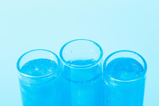 Tube à essai avec liquide bleu liquide Vernis scintillant liquide Paillettes Recherche en laboratoire de cosmétiques et de liquides Gel nu actuel