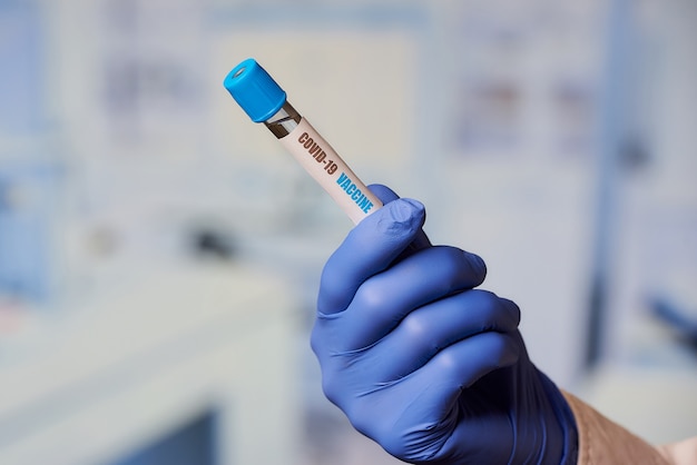 Un tube à essai avec un vaccin contre le coronavirus (COVID-19) en laboratoire.