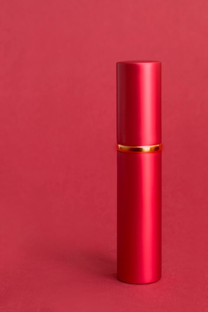 Tube sur fond rouge