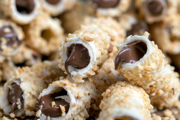 Tube gaufré fourré au chocolat et cacahuètes concassées