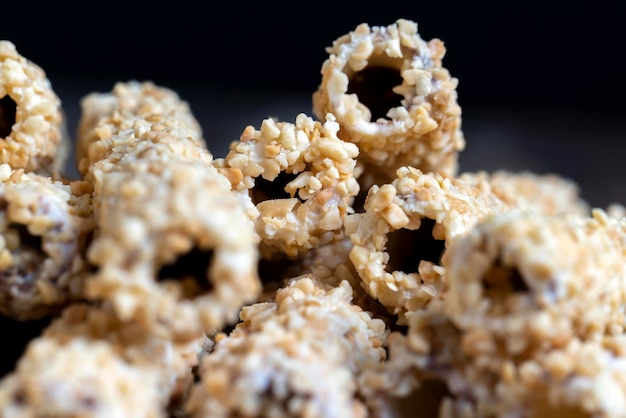 Tube gaufré fourré au chocolat et cacahuètes concassées