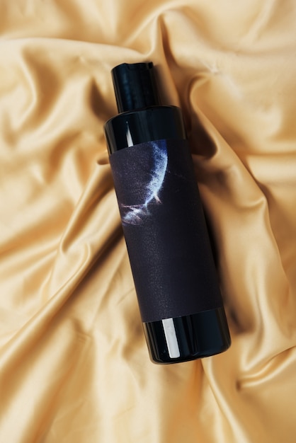 Tube noir avec crème cosmétique