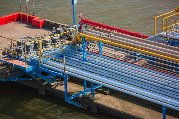 Tube d'oléoduc sur la jetée vers la rivière