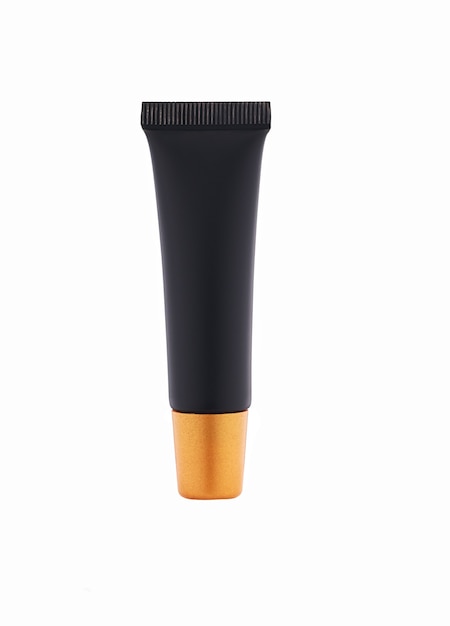 Tube en plastique noir avec capuchon doré, cosmétique de nuit avec crème pour les yeux ou gel isolé sur fond blanc.