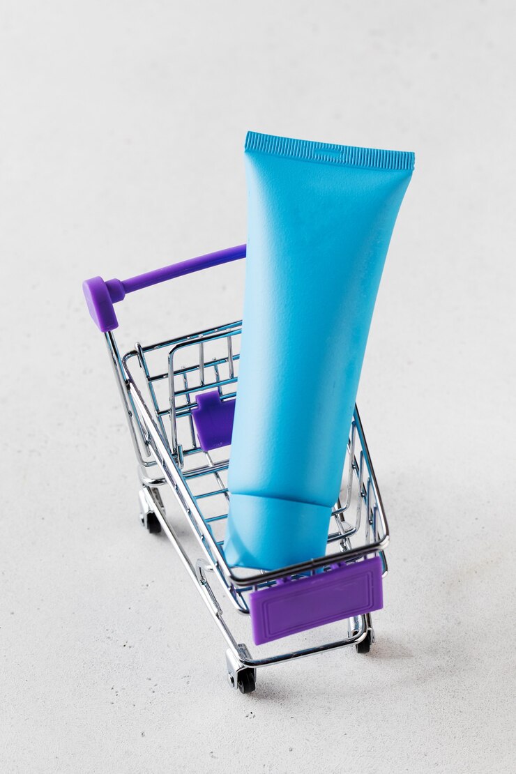 Photo un tube avec un produit cosmétique bleu dans un espace de copie de chariot en métal