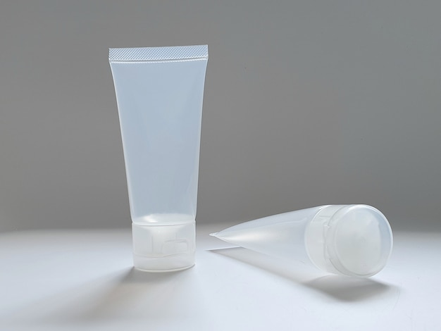 Tube souple en plastique transparent pour l'emballage des cosmétiques