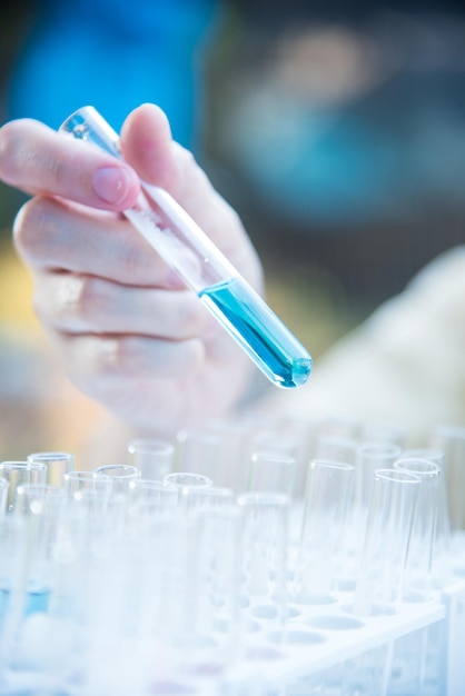 Tube de texte à main coupée en laboratoire