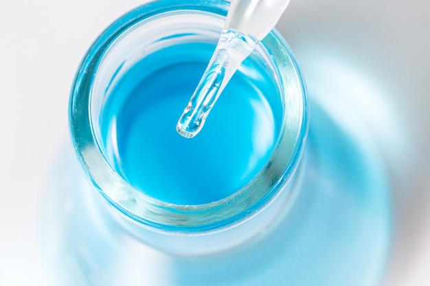 tube en verre d'expérience scientifique bleueAnalyse d'échantillons