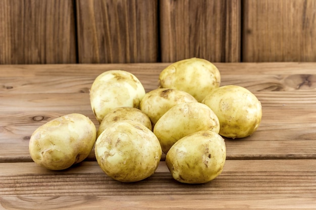 Tubercules crus de pomme de terre sur une table