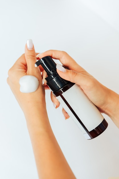 Tubes blancs avec crème cosmétique, soins de santé