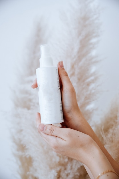 Tubes blancs avec crème cosmétique, soins de santé