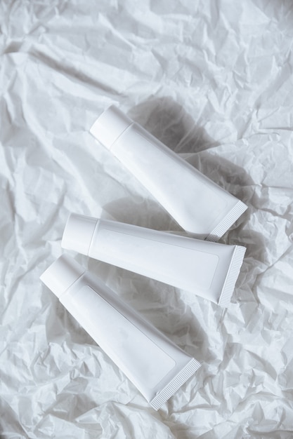 Tubes blancs avec crème cosmétique, soins de santé