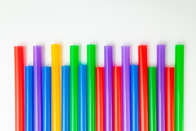 Tubes à cocktail multicolores isolés sur fond blanc