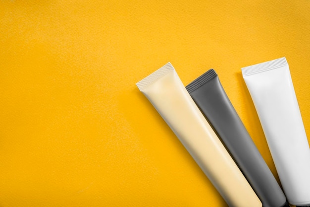 Tubes cosmétiques sur jaune