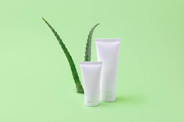 Tubes de cosmétiques vierges à l'aloe vera sur le concept cosmétique backgroundOrganic