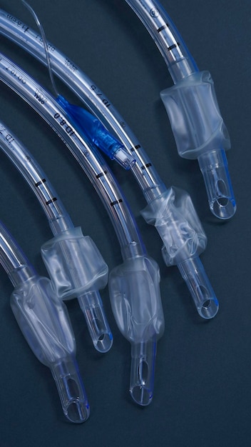 tubes endotrachéaux de différentes tailles sur un gros plan de fond sombre