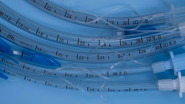 les tubes endotrachéaux de différentes tailles se trouvent sur un fond bleu