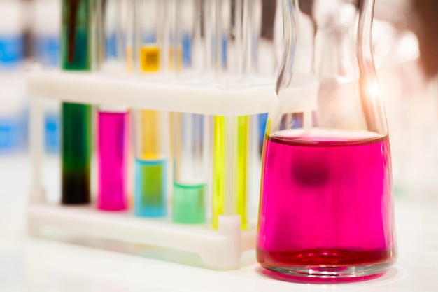 Tubes à essai chimiques de laboratoire en verre avec du liquide pour l'analyse