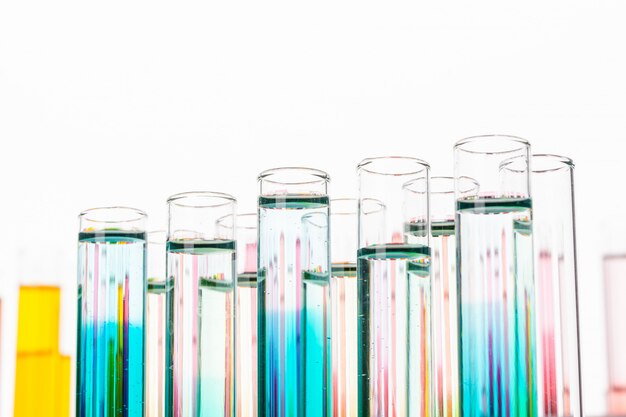 Tubes à essai chimiques de laboratoire en verre avec liquide pour analyse en gros plan