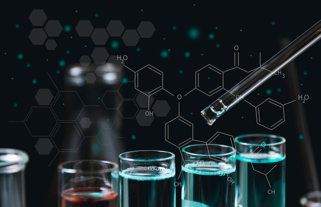 Tubes à essai chimiques de laboratoire en verre avec liquide pour concept de recherche analytique, médical, pharmaceutique et scientifique.