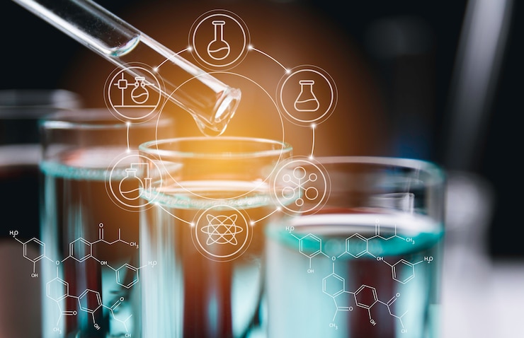 Photo tubes à essai chimiques de laboratoire en verre avec liquide pour concept de recherche analytique, médical, pharmaceutique et scientifique.