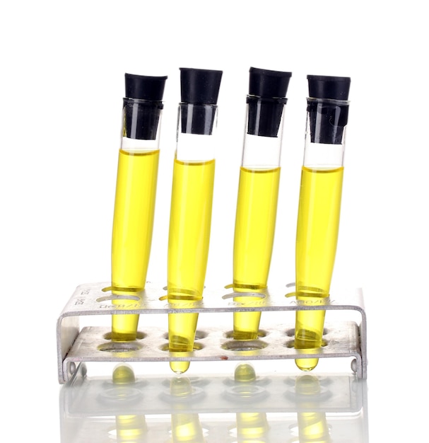 Tubes à essai avec liquide jaune isolé sur blanc