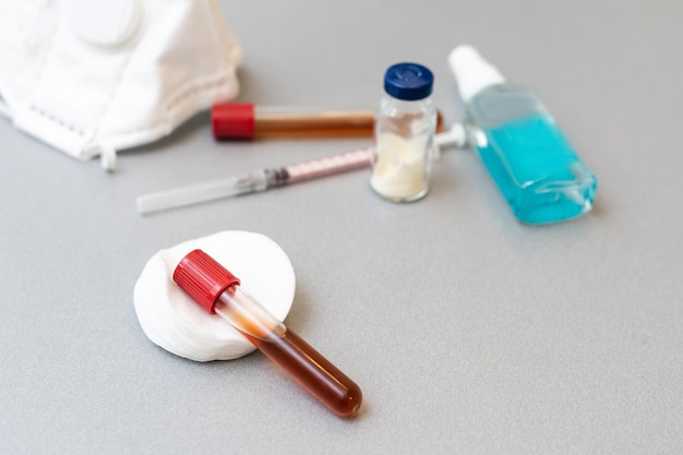 tubes à essai avec des vaccins sur la table