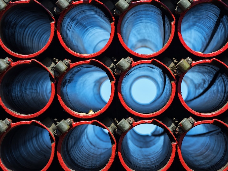 Photo tubes à jet soufflant. regardez à travers les tubes du lance-roquettes multiple du système grad.
