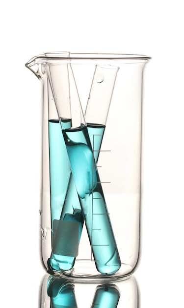 Tubes de laboratoire avec liquide bleu dans un gobelet gradué avec réflexion isolé sur blanc