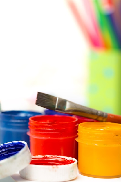 Tubes de peinture sur une table