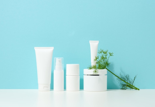 Tubes et pots en plastique blanc vides pour cosmétiques. Emballage pour crème, gel, sérum, publicité et promotion de produit, maquette