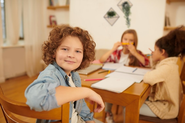 Étude à distance. Un groupe d'écoliers qui étudient à distance ensemble